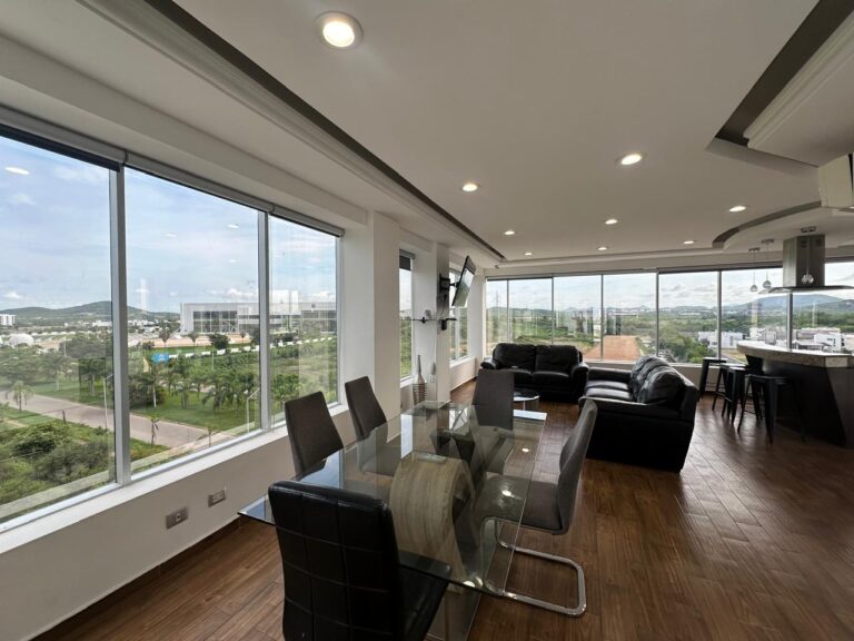 Interior de Penthouse en venta en Marina Platino I, Mazatlán, con vista panorámica al campo de golf.