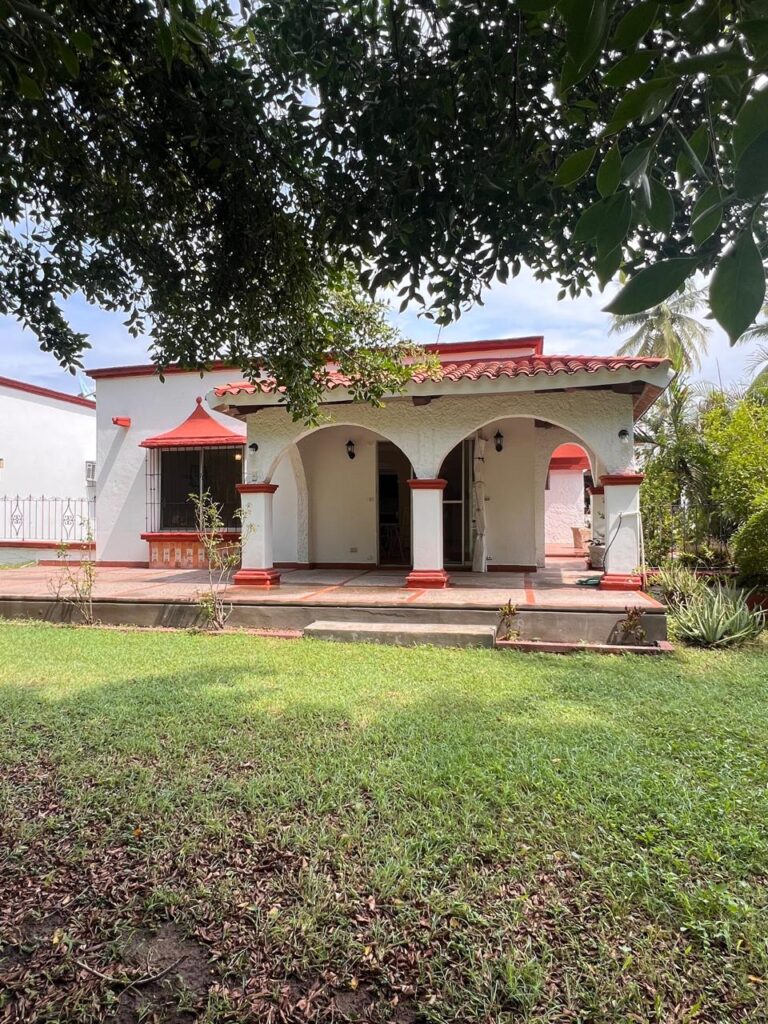 Fachada de casa en venta de una planta en Villa Alhambra El Cid Mazatlán