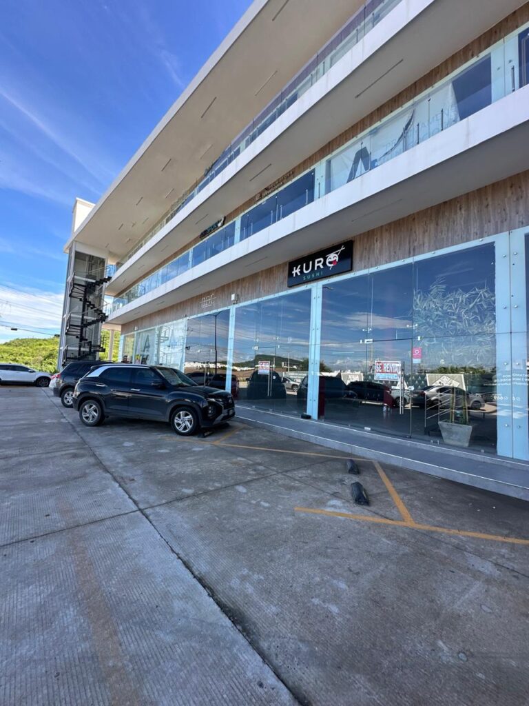 Dos locales comerciales en renta en Av. Paseo del Pacífico junto a Clínica Altamédica en Mazatlán
