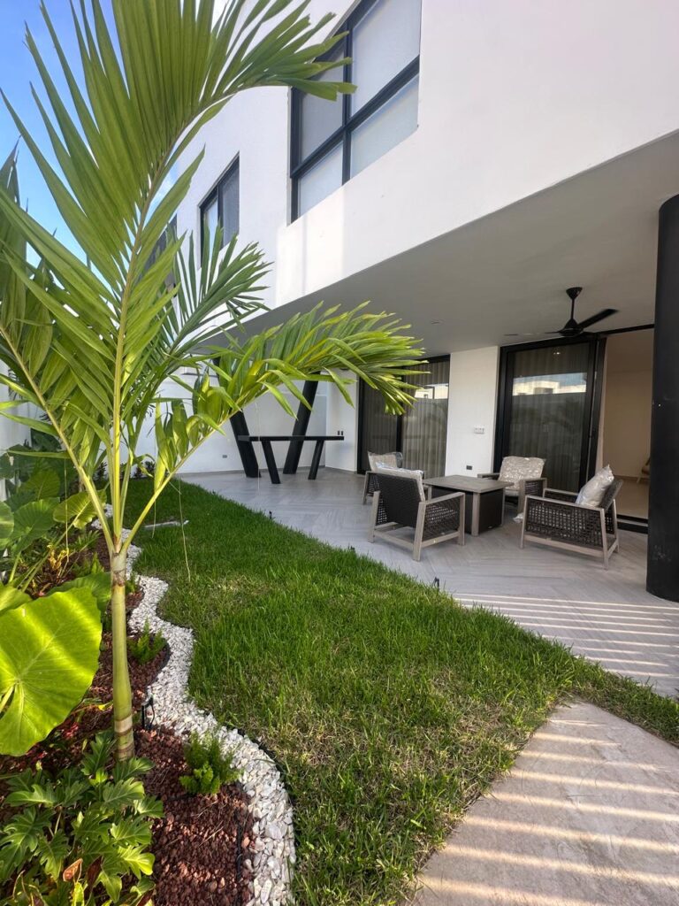 Patio amplio y terreno de casa en renta en Sonterra de 4 recámaras