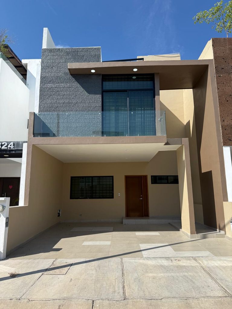Casa en renta en coto 15 Real del Valle con 3 recámaras, 2.5 baños, patio, cochera para 2 autos, amplias áreas verdes y alberca.