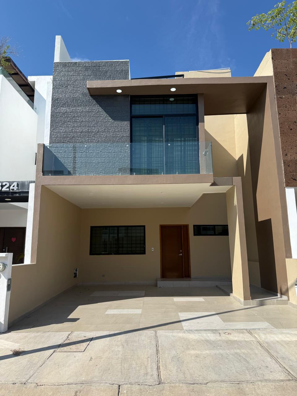 Casa en renta en coto 15 Real del Valle con 3 recámaras, 2.5 baños, patio, cochera para 2 autos, amplias áreas verdes y alberca.